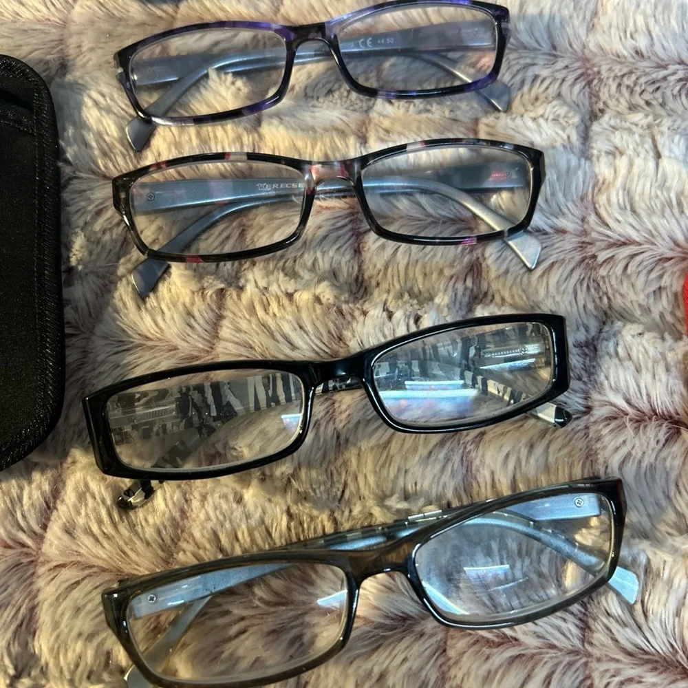 Fashionable 4 Pairs Of Reading Glasses & Glasses cases 4.0 + Never Used